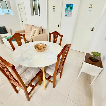 Alquiler De Privada Con Areas De Sala, Cocina Y Bano Que Se Comparten Cerca Al Mar! *