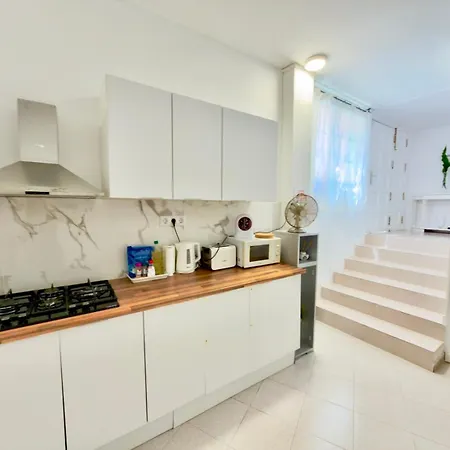 Alquiler De Privada Con Areas De Sala, Cocina Y Bano Que Se Comparten Cerca Al Mar! Alcalá