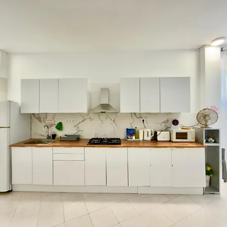 Alquiler De Privada Con Areas De Sala, Cocina Y Bano Que Se Comparten Cerca Al Mar! 홈스테이