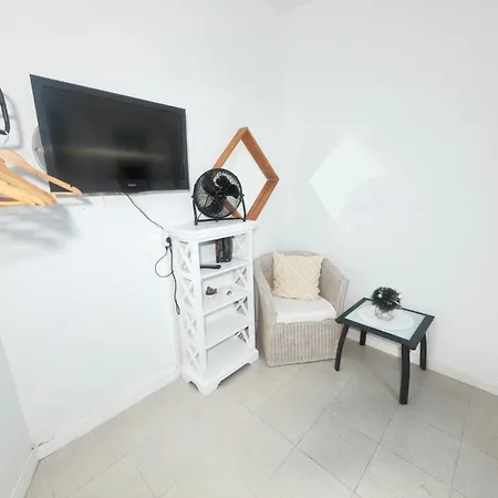 Alquiler De Privada Con Areas De Sala, Cocina Y Bano Que Se Comparten Cerca Al Mar!