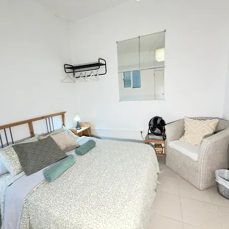 Alquiler De Privada Con Areas De Sala, Cocina Y Bano Que Se Comparten Cerca Al Mar! 홈스테이