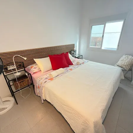 Alquiler De Privada Con Areas De Sala, Cocina Y Bano Que Se Comparten Cerca Al Mar! 홈스테이 Alcalá