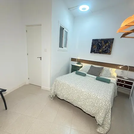 Alquiler De Privada Con Areas De Sala, Cocina Y Bano Que Se Comparten Cerca Al Mar! *