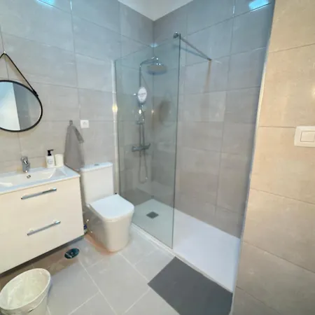 Alquiler De Privada Con Areas De Sala, Cocina Y Bano Que Se Comparten Cerca Al Mar! 홈스테이