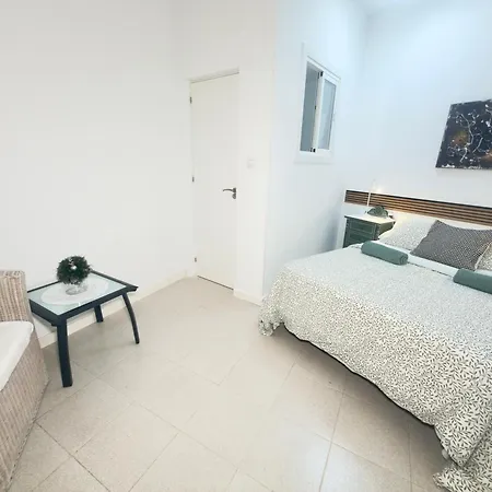 Alquiler De Privada Con Areas De Sala, Cocina Y Bano Que Se Comparten Cerca Al Mar! 홈스테이 Alcalá