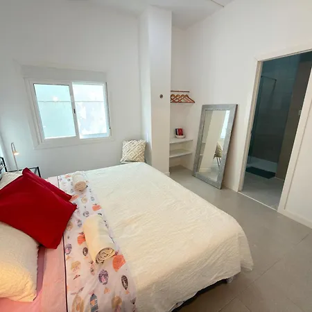 Alquiler De Privada Con Areas De Sala, Cocina Y Bano Que Se Comparten Cerca Al Mar! *