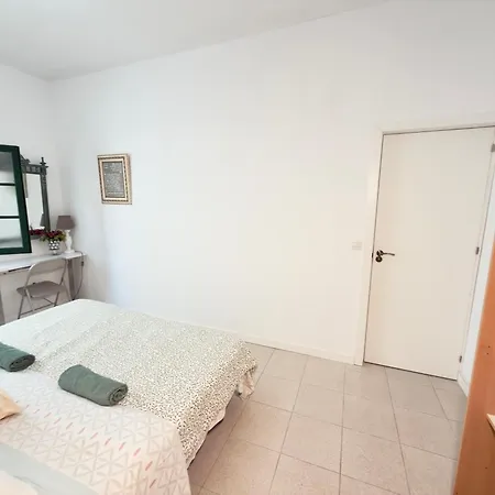 Alquiler De Privada Con Areas De Sala, Cocina Y Bano Que Se Comparten Cerca Al Mar! Alcalá