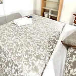 Alquiler De Privada Con Areas De Sala, Cocina Y Bano Que Se Comparten Cerca Al Mar!