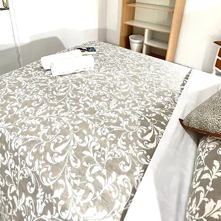 Alquiler De Privada Con Areas De Sala, Cocina Y Bano Que Se Comparten Cerca Al Mar!